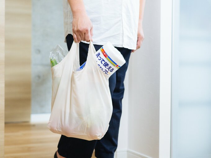 買い物バッグをもつ人