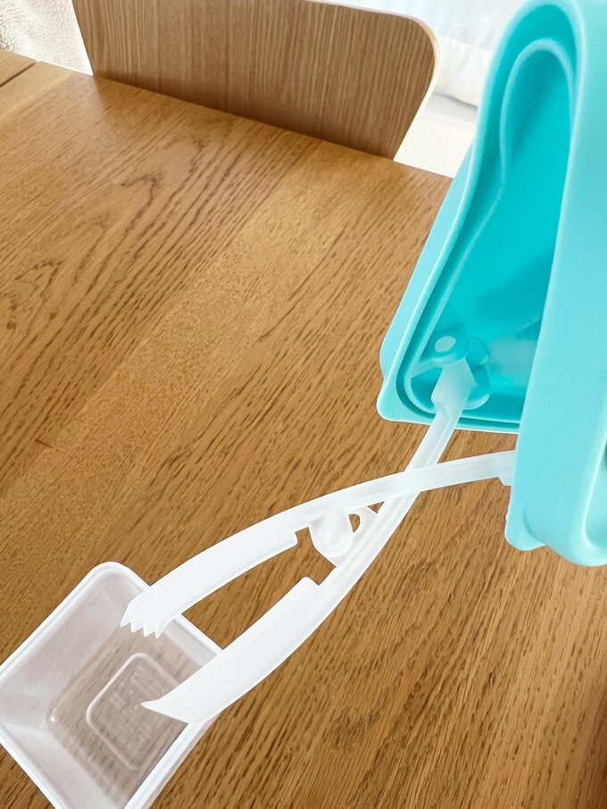 柔らかい素材のフタがトングに