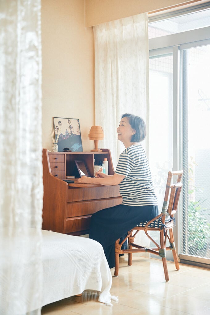 椅子に座る女性