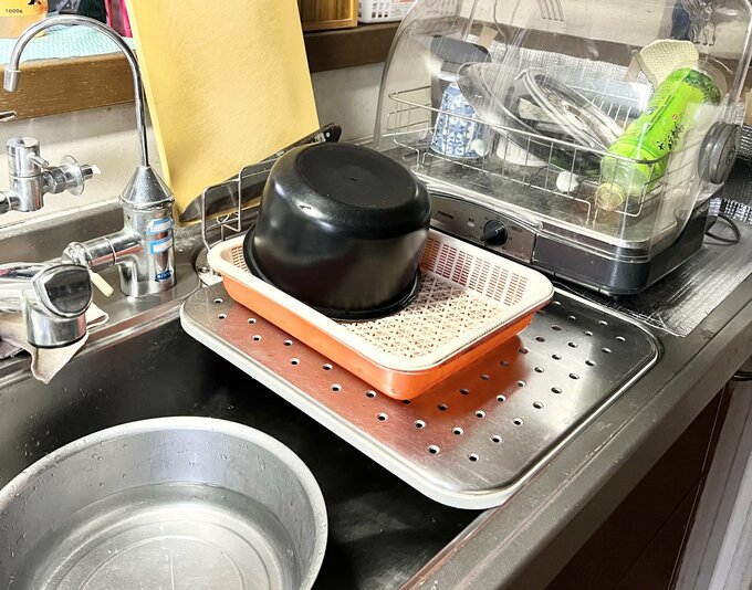 食器乾燥機、洗い桶や洗いかごが置かれた、キッチンのシンク