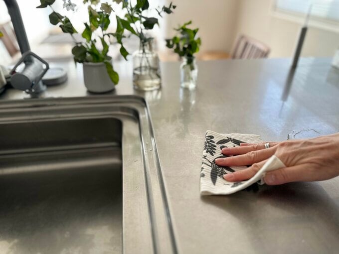 スポンジワイプでシンクをふいている