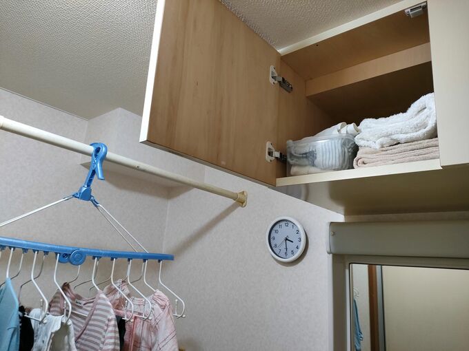 写真右上、洗面所の吊戸棚に着替えをしまっています