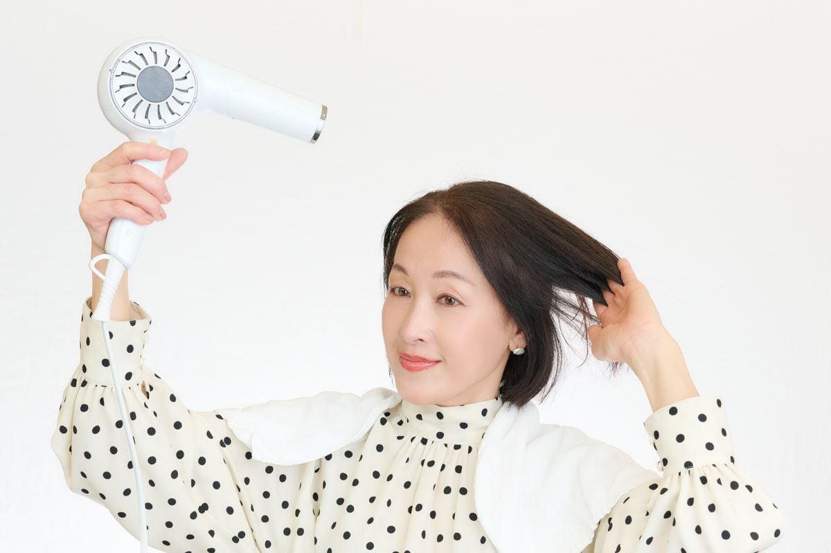 梅雨の髪悩み」はドライヤーで解決。プロに聞いた、うねり・ハネを防ぐ