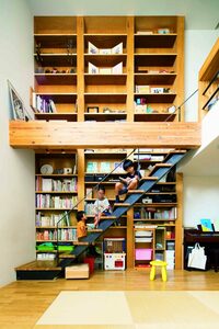 上下階を貫く書棚がインパクト大!