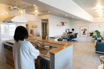 仕事中も家族と会話しやすい！開放的なワークスペースのマンションリノベ