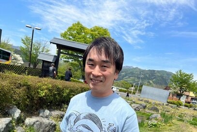 声優・関智一さんの思いがけない1日休み。道の駅の「肉感たっぷり」グルメに感涙