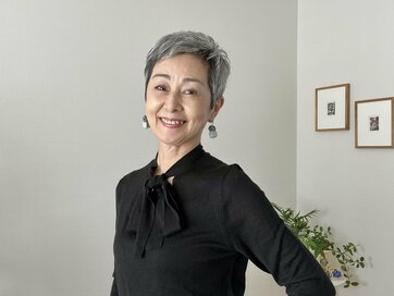 60代「白髪染め」をやめたら鏡を見るのが楽しくなった。上品グレイヘアに移行するコツ