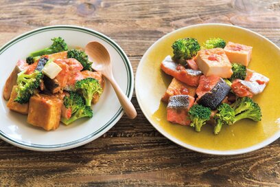 鮭と厚揚げのみそバター蒸し。簡単だからリピートしたくなる節約レシピ3選