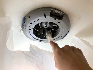 意外と汚れている「トイレの換気扇」。ホコリがゴッソリ取れる簡単掃除テク