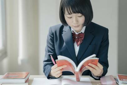 子どもの大学進学費用。「奨学金」と「教育ローン」選ぶならどっち？