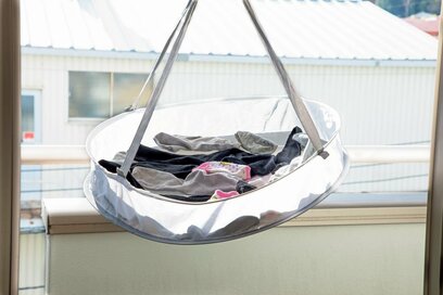 大家族の洗濯をラク＆時短に。靴下はネットに並べて干すだけ