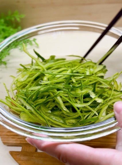 ピーマンをあえる