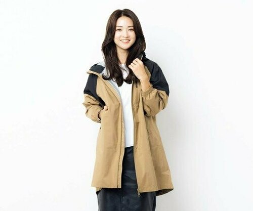 フェミニンにも着れるレインジャケット