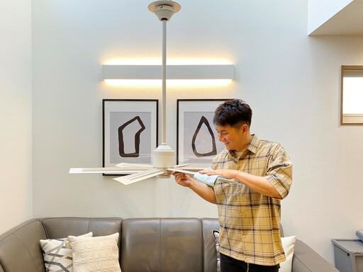 シーリングファンを掃除するコジマジックさん