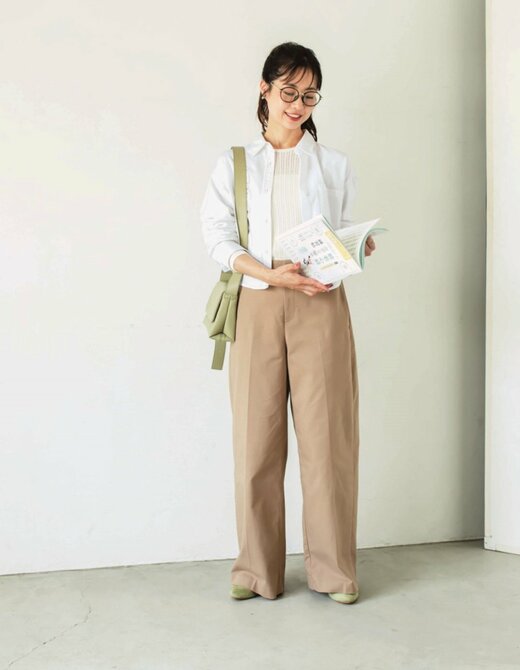 書籍を眺める女性