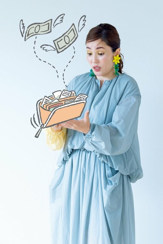 財布の中をのぞく平野ノラさん