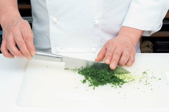 包丁の刃先を前にすべらせるようスイングさせながら切る。切ったラインをなぞるように包丁を戻す