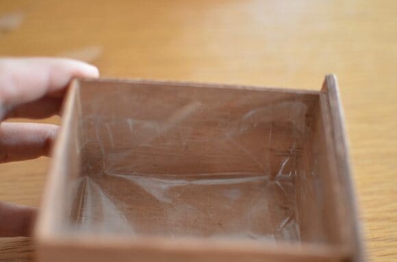 ナイロンは箱を開けたときに見えないように、低めにカット。