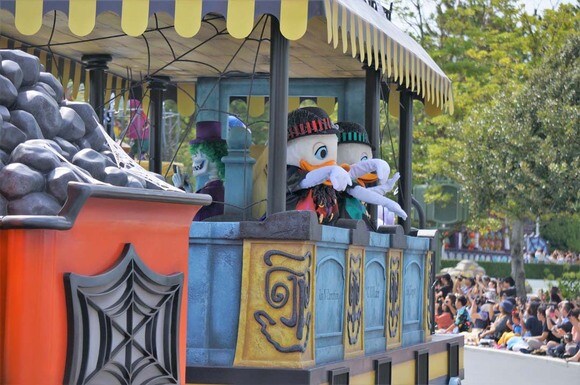 秋晴れの空のもと繰り広げられるこのパレード