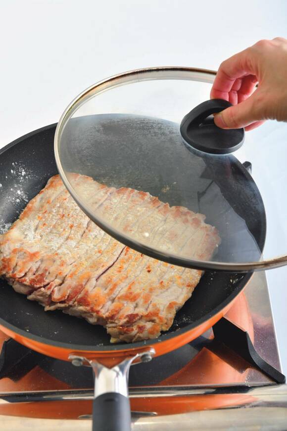 フタをして蒸し焼きにする様子