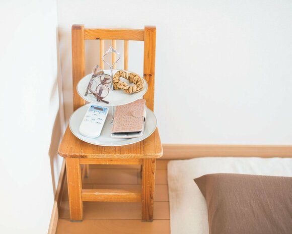 枕元に2段式トレーを置いて踏まれると困るメガネなどを