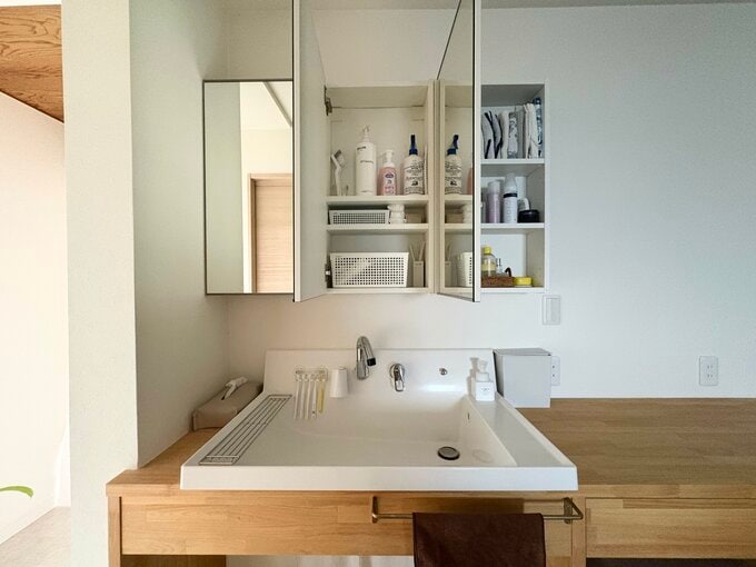 使っているものだけがスッキリと収納され、使いやすい洗面台