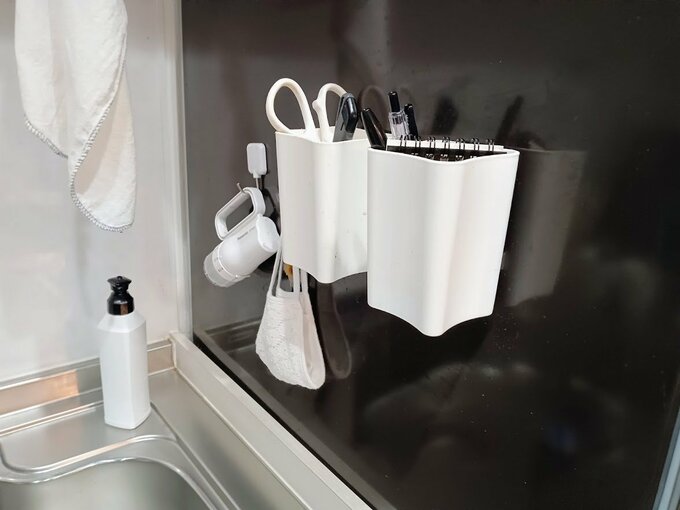 冷蔵庫の横にマグネットを貼り収納