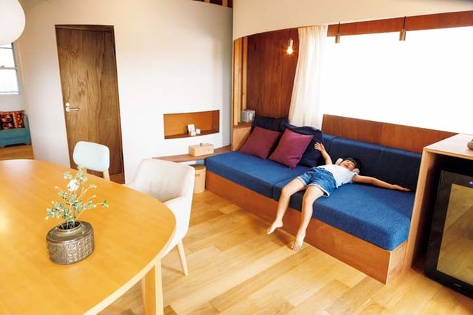 造作したソファでくつろぐ長女