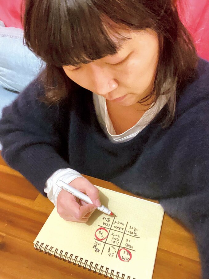 ノートに書く川村さん