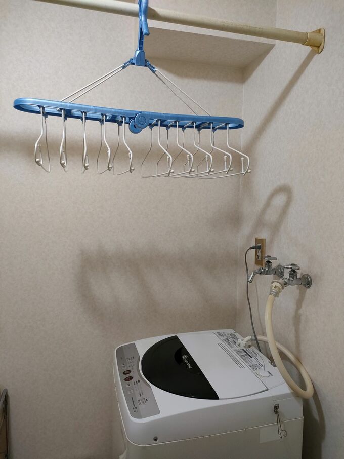 洗濯機の真上に物干しをセッティング