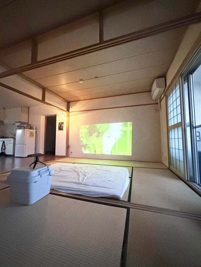 団地の部屋とプロジェクター