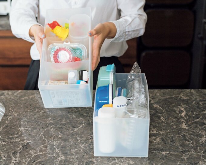 ボックスを両手で持つ様子