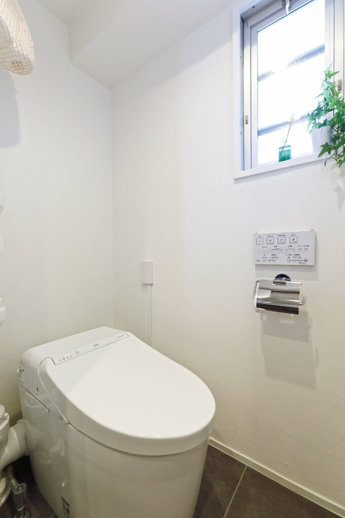 トイレは内装と設備、配管も一新