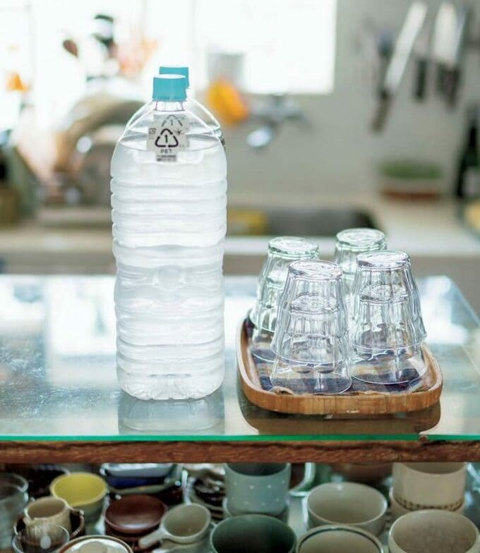 ミネラルウォーターとコップ