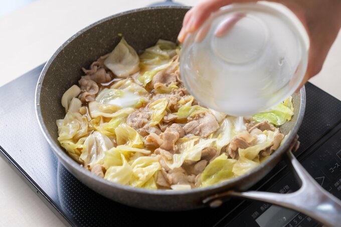 水溶き片栗粉を入れる