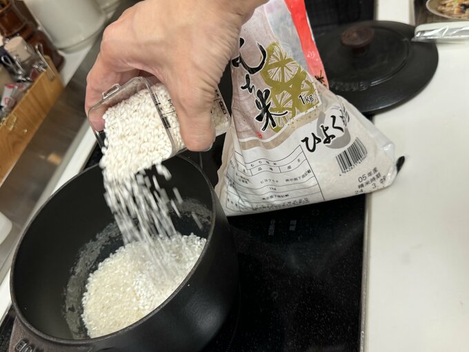 もち米を炊飯器にそそいでいる様子