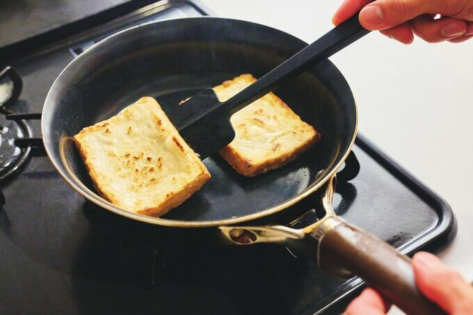 フライパンで厚揚げを焼く