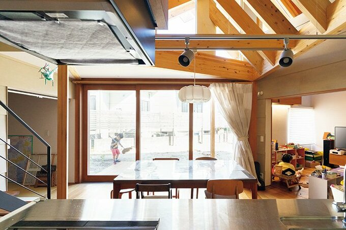 キッチンからは庭で遊ぶ子どもにも目が届く