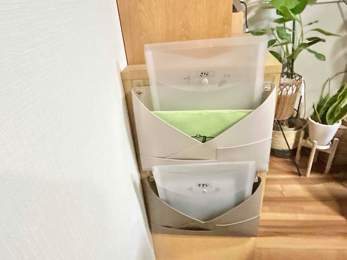 レターパックにクリアファイルを入れている