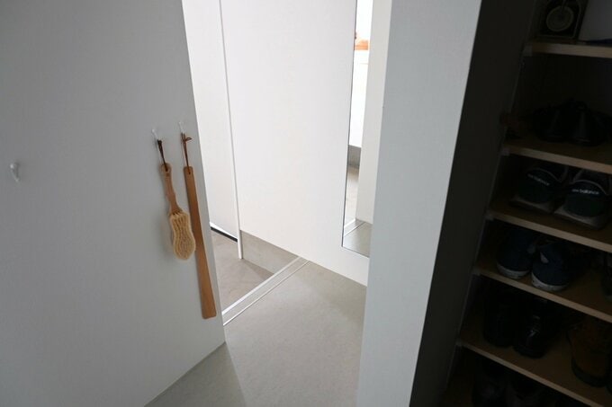 靴を脱いで利用するシューズクローゼット