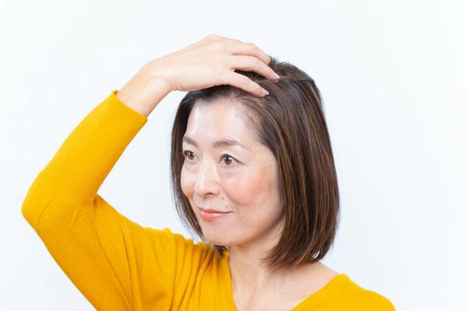 指を差し入れて、根元に手ぐしを入れるようにして分け目をぼかす