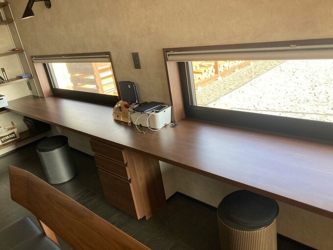 リビングのワークスペースと窓