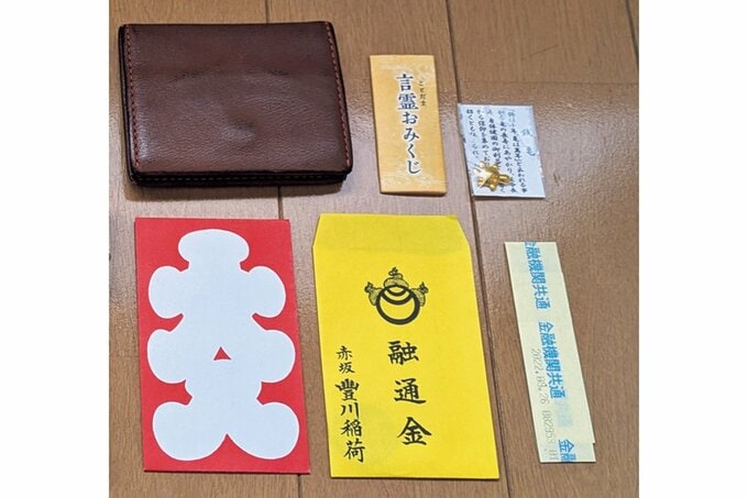 並べられた開運グッズたち