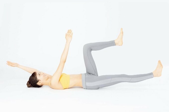 左手あげ右脚のばす