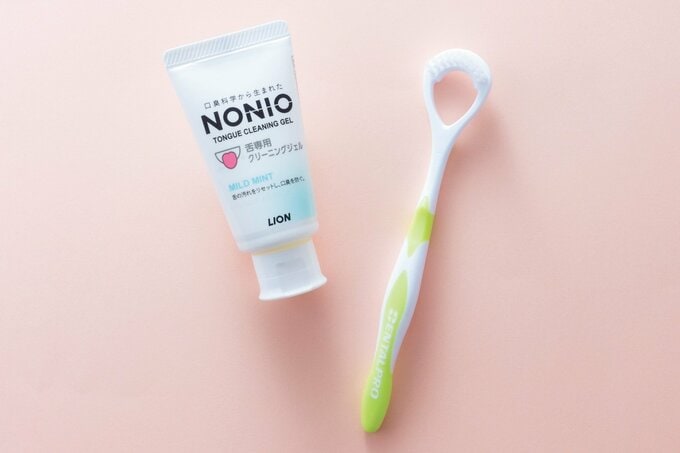 左:NONIO舌専用クリーニングジェル(ライオン)、右:デンタルプロ 舌ブラシ(デンタルプロ)