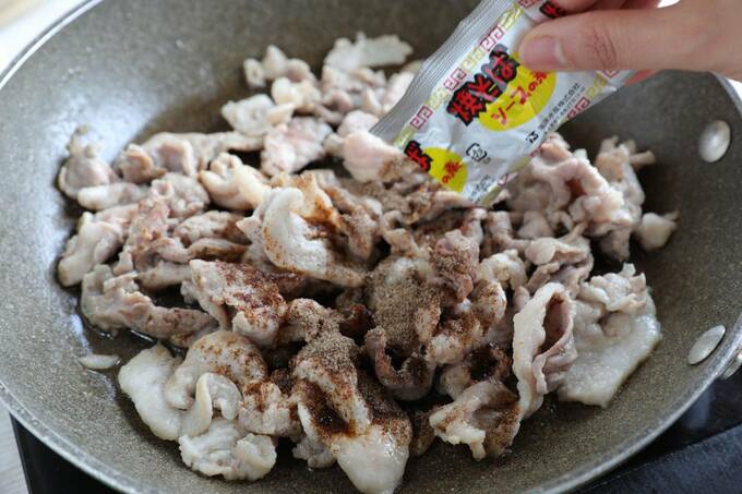 ソースを入れる