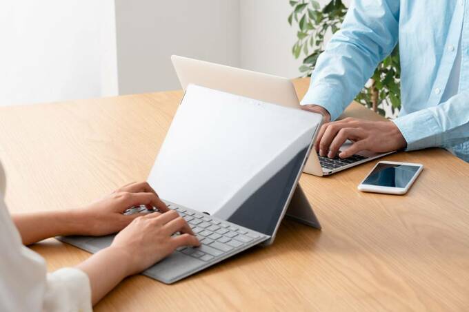 パソコンを操作する2人