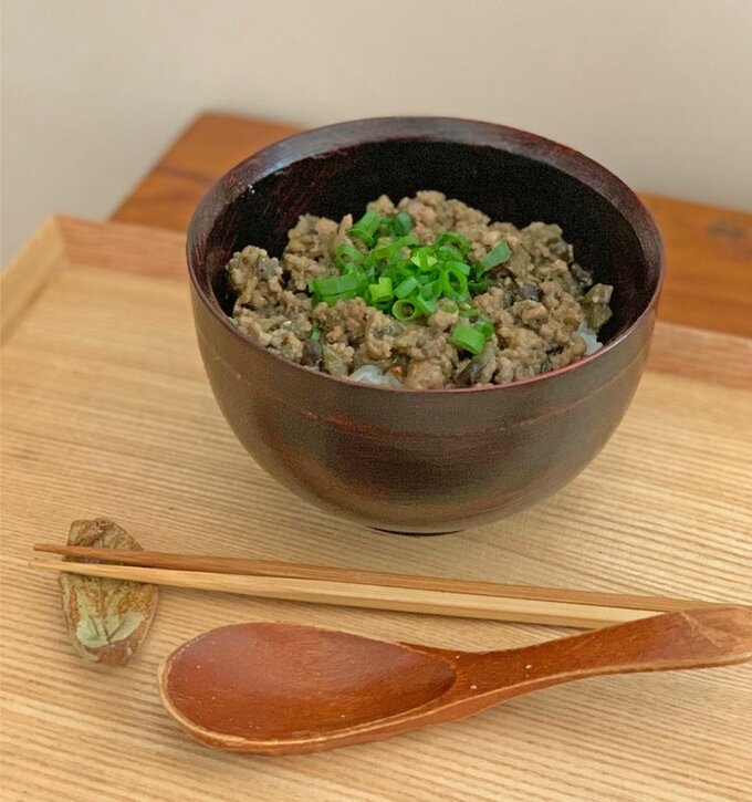 簡単うまいナスとひき肉のそぼろ丼