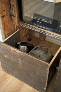 電子レンジの下の木箱