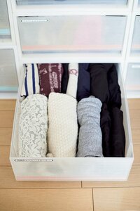 カットソーなどは、引き出しの深さに合わせてたたみ、立てて並べて収納。